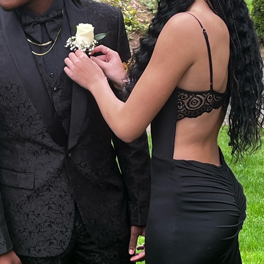 Elegant Black Lace Dress - Picture 3 of 7